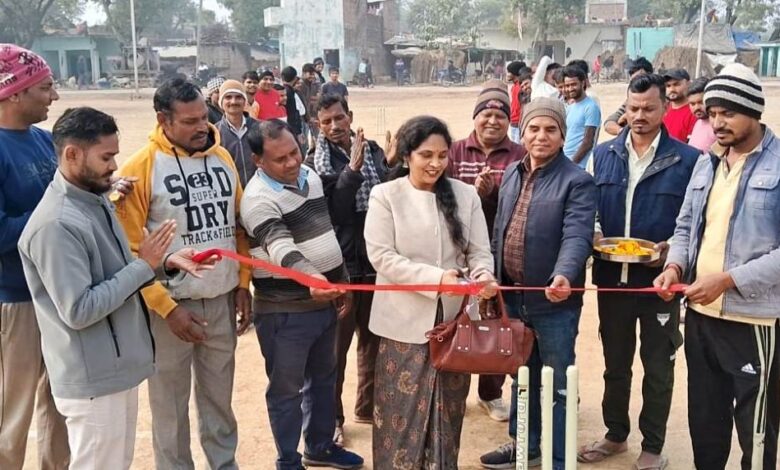 बरौर जेबीसी मैदान पर खिलाड़ियों से परिचय प्राप्त करतीं जिला पंचायत सदस्य सीमा संखवार।