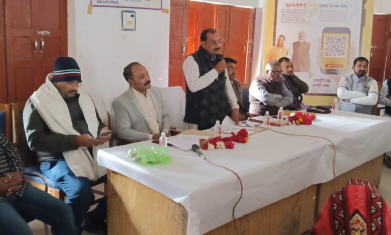 मलासा ब्लॉक में ग्राम प्रधानों को सम्मानित करते ब्लॉक प्रमुख स्वतंत्र पासवान।