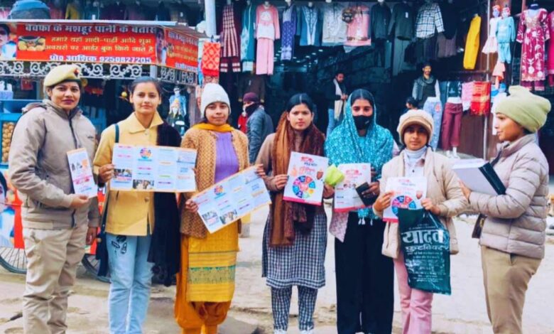 कानपुर देहात में महिला सुरक्षा के लिए गश्त करती पुलिस और जागरूक होतीं महिलाएं।