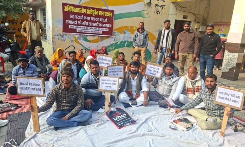 रनियां नगर पंचायत परिसर में विरोध प्रदर्शन करते सभासद।