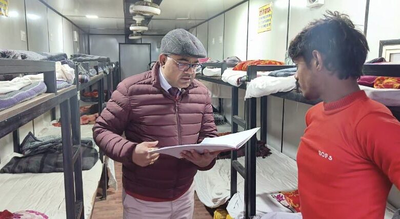 रैन बसेरा का निरीक्षण करते जिलाधिकारी कानपुर