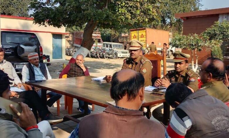 सिकन्दरा थाने में व्यापारियों के साथ बैठक करते थानाध्यक्ष दिनेश गौतम।