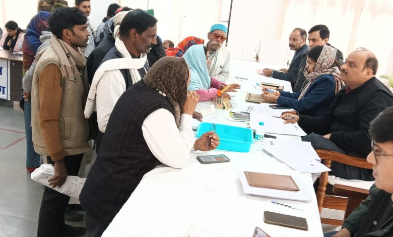 तहसील सभागार में फरियादियों की बात सुनते उपजिलाधिकारी