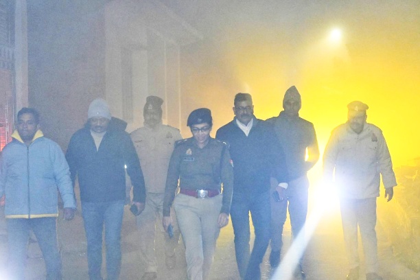 कानपुर देहात: पुलिस अधीक्षक द्वारा थाना सिकन्दरा क्षेत्र में रात्रि पैदल गश्त, सुरक्षा का संदेश दिया 1 IMG 20260101 075941
