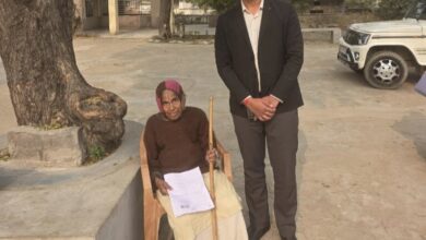 Photo of एसआईआर: चल न सकीं तो अधिकारी पहुंचे घर, 93 वर्षीय मतदाता की वहीं हुई सुनवाई