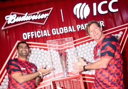 मुंबई में क्रिकेट और संगीत का महासंगम: जोंटी रोड्स ने लोलापालूजा इंडिया में दिखाई टी20 वर्ल्ड कप ट्रॉफी 1 IMG 20260129 105700