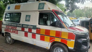 Photo of कानपुर देहात: मनकी पुल के पास दो बाइकों की भिड़ंत, सरकारी एंबुलेंस की मदद से युवक की बची जान