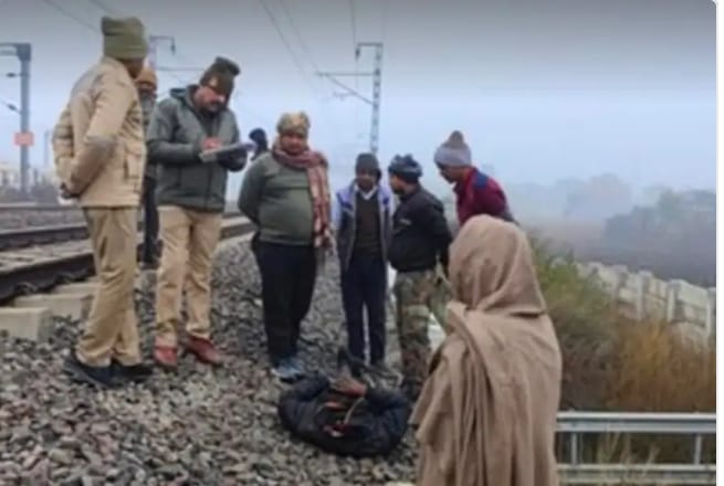 कानपुर देहात में रेलवे ट्रैक के पास जांच करती पुलिस।