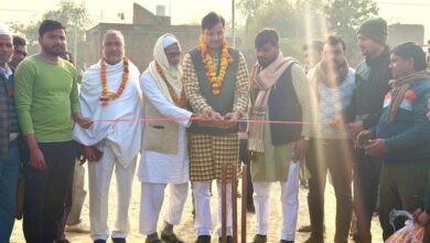 Photo of असालतगंज में क्रिकेट टूर्नामेंट का रोमांच शुरू: हाजी फैजान खान ने पहली ही गेंद पर छक्का जड़कर किया उद्घाटन