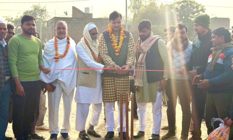 हाजी फैजान खान असालतगंज क्रिकेट ग्राउंड पर फीता काटते हुए और बल्लेबाजी करते हुए।