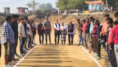Photo of कानपुर देहात: बरौर की मड़ैया में पूर्व प्रधान रामशंकर संखवार ने फीता काटकर किया टूर्नामेंट का शुभारंभ