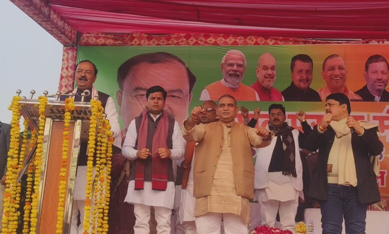 राजपुर नगर पंचायत में विकास कार्यों का लोकार्पण करते केशव प्रसाद मौर्य और साथ में राकेश सचान