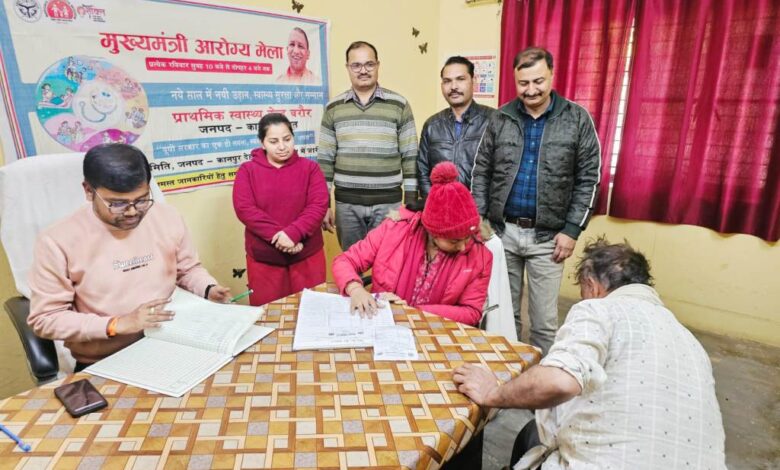 प्राथमिक स्वास्थ्य केंद्र पर मुख्यमंत्री जन आरोग्य मेले में मरीजों का परीक्षण करते डॉक्टर।
