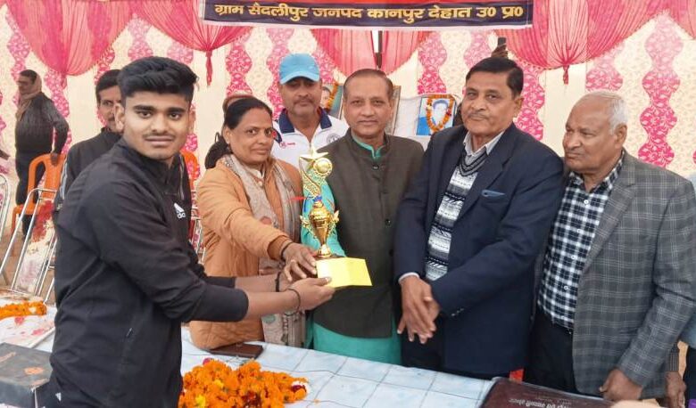 कानपुर देहात: बॉलीवॉल प्रतियोगिता में रायबरेली का ट्रॉफी पर कब्जा,फाइनल में कानपुर को हराया 3 सैदलीपुर में वॉलीबॉल फाइनल के विजेता खिलाड़ियों को ट्रॉफी प्रदान करते अतिथि।