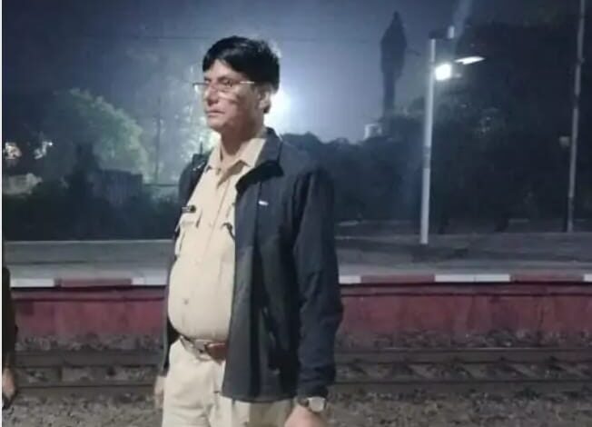 रूरा रेलवे स्टेशन का दृश्य और आरपीएफ जवान के चित्र का प्रतीकात्मक संयोजन।