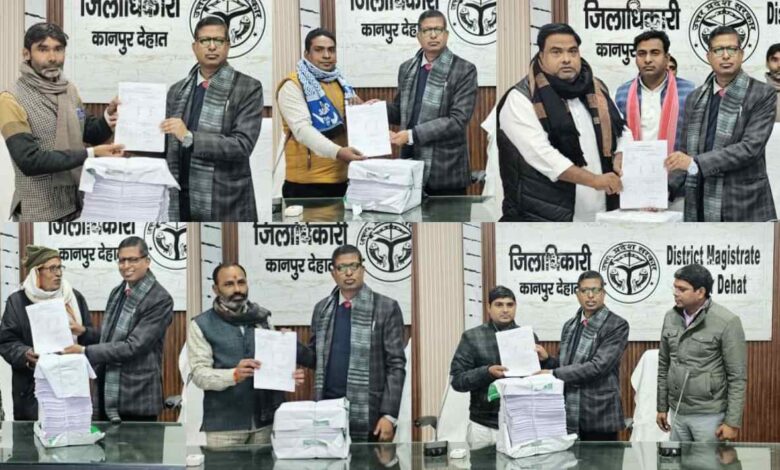 राजनीतिक दलों के प्रतिनिधियों के साथ बैठक करते जिला निर्वाचन अधिकारी कपिल सिंह