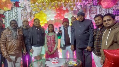 Photo of कानपुर देहात: सपा नेता मनु ने केक काटकर बिटिया रोहिणी को दिया आशीर्वाद