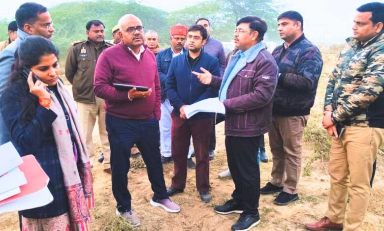 जिलाधिकारी कानपुर नगर तहरापुर में प्रस्तावित औद्योगिक भूमि का निरीक्षण करते हुए।
