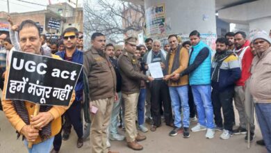 Photo of रूरा अकबरपुर चौराहे पर यूजीसी के खिलाफ करणी सेना का हल्लाबोल, सौंपा ज्ञापन