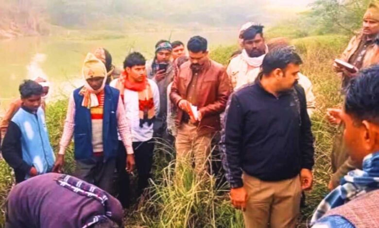 कानपुर देहात में नदी किनारे मिला युवक का शव, पुलिस जांच करते हुए।