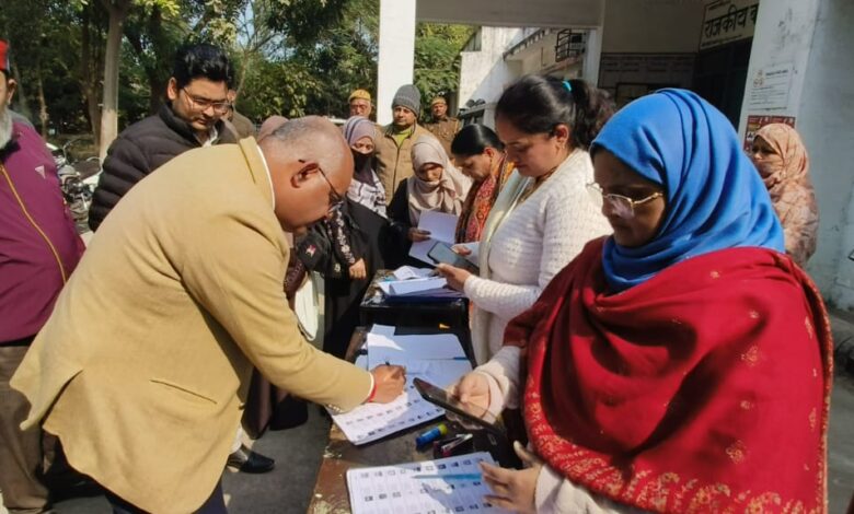 जिलाधिकारी कानपुर नगर मतदान केंद्रों पर बीएलओ के साथ मतदाता सूची का निरीक्षण करते हुए।