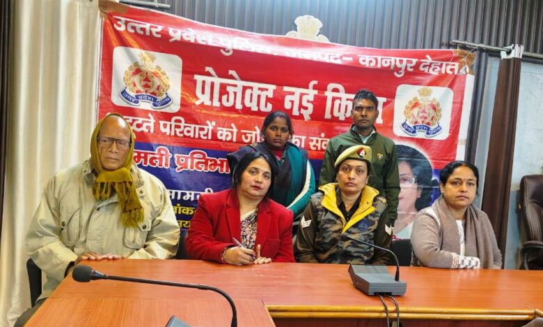 रिजर्व पुलिस लाइन कानपुर देहात में प्रोजेक्ट नई किरण के तहत काउंसलिंग करते अधिकारी।