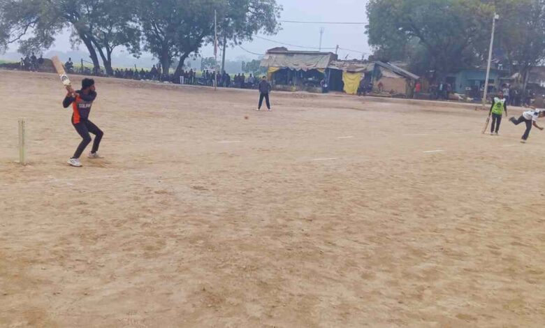 बरौर जेबीसी मैदान पर क्रिकेट मैच के दौरान बल्लेबाजी करता खिलाड़ी।