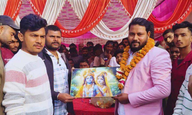 विजेता टीम को ट्रॉफी देते मुख्य अतिथि शिवम कुशवाहा