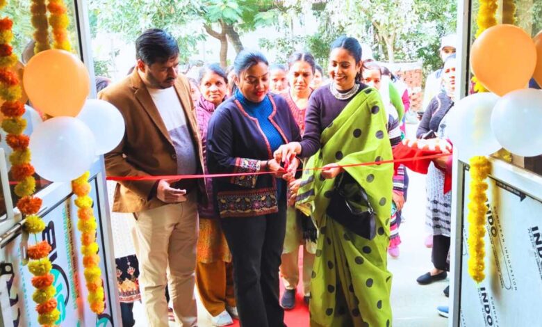 फीता काटकर कार्यक्रम का उद्घाटन करतीं सुरभि पाण्डेय