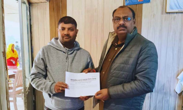 पुलिस टीम के साथ खुश दिखाई देता शिकायतकर्ता