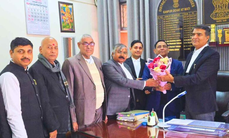 जिला जज रविंद्र सिंह से भेंट करते अधिवक्ता पदाधिकारी