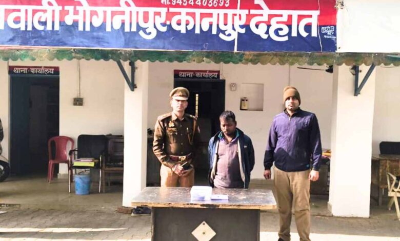 पुलिस अभिरक्षा में अवैध तमंचे के साथ खड़ा आरोपी बबलू।