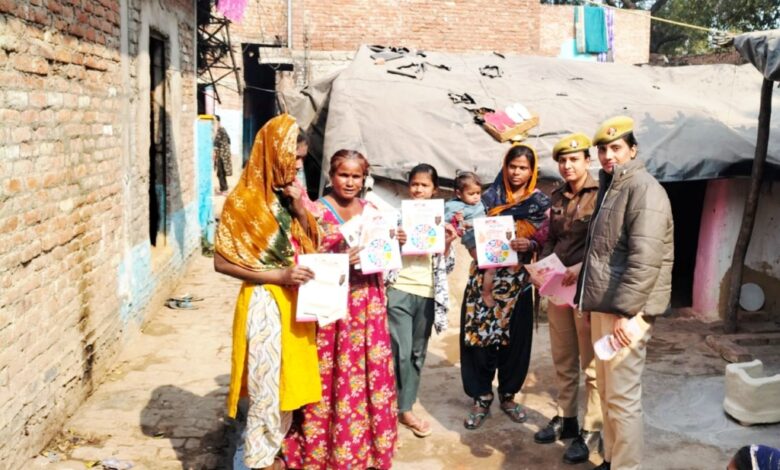 कानपुर देहात पुलिस बाजार में महिलाओं को मिशन शक्ति के तहत जागरूक करती हुई।