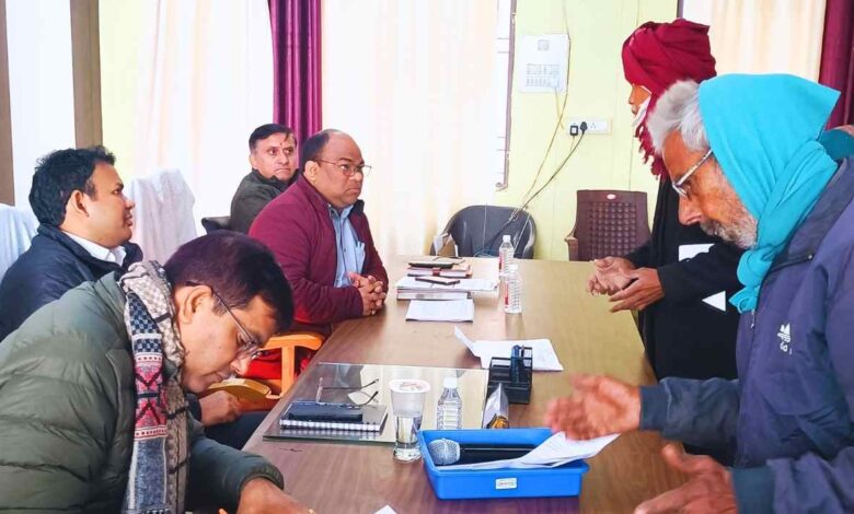तहसील मैथा में समाधान दिवस की अध्यक्षता करते अपर जिलाधिकारी दिग्विजय सिंह।