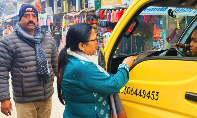 एआरटीओ सोमलता यादव वाहन चालकों को सड़क सुरक्षा पैम्फलेट देते हुए।