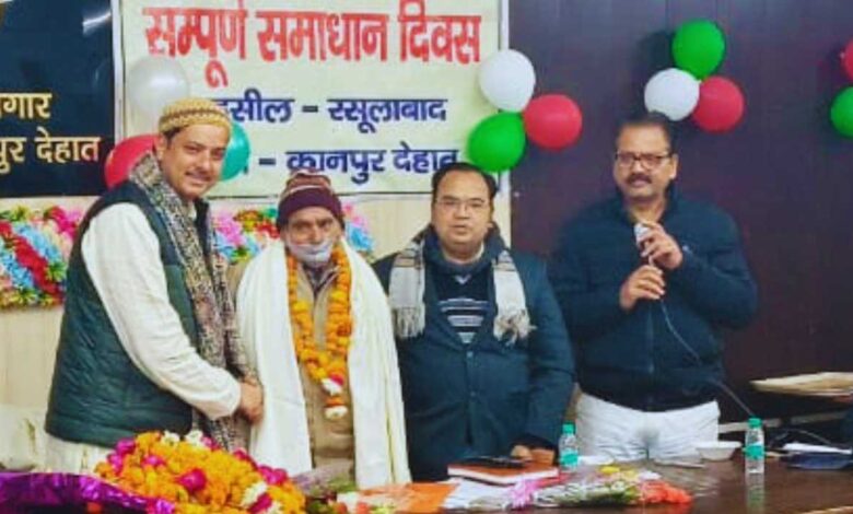 रसूलाबाद तहसील सभागार में लेखपाल मुस्तफा हुसैन को सम्मानित करते अतिथि।