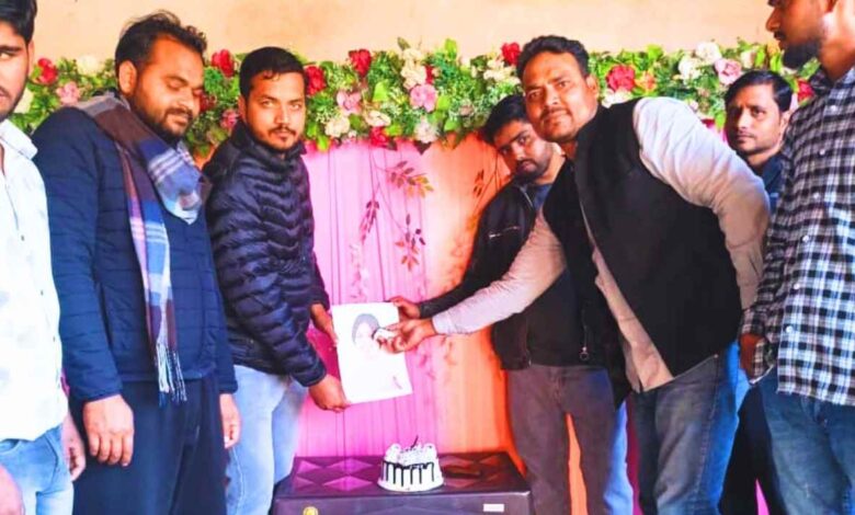 कानपुर देहात: मैनपुरी सांसद डिंपल यादव का जन्मदिन नारी शक्ति दिवस के रूप में मनाया गया 1 वित्त एवं लेखाधिकारी से मिले शिक्षक आयकर कटौती और लंबित देयकों पर हुई चर्चा 26