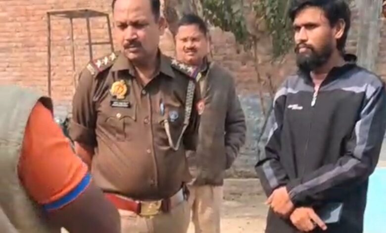 कानपुर देहात के भोगनीपुर थाने में शिकायत देते बजरंग दल कार्यकर्ता।