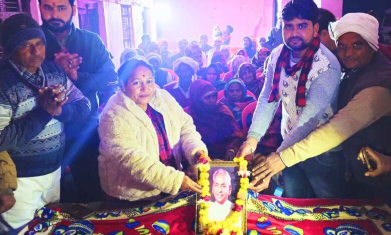 विधायक पूनम संखवार द्वारा कल्याण सिंह के चित्र पर पुष्पांजलि और कंबल वितरण।