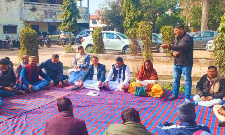 बीआरसी अकबरपुर में बैठक करते प्राथमिक शिक्षक संघ के पदाधिकारी।