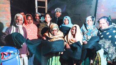 Photo of कानपुर देहात: जिला पंचायत सदस्य सीमा संखवार ने बरौर में ठंड से ठिठुरते लोगों को बांटे कंबल