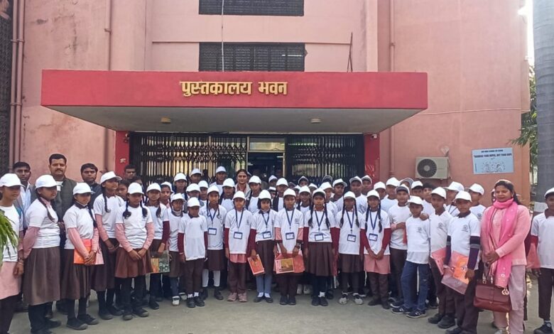परिषदीय स्कूलों के छात्रों ने किया शैक्षणिक भ्रमण: सीएसए विश्वविद्यालय के गौरव स्थल और विभागों का किया अवलोकन 1 photo 19 1 1
