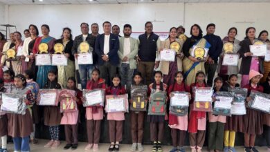 Photo of मीना मंच, पावर एंजेल और सेल्फ एस्टीम कार्यक्रमों में उत्कृष्ट प्रदर्शन करने वाले छात्र और शिक्षक हुए सम्मानित