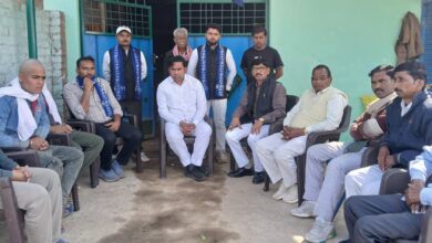 Photo of अंगुरी ग्राम प्रधान के निधन पर शोक संवेदना प्रकट करने पहुंचे जीतेंद्र संखवार