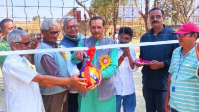 Photo of दो दिवसीय बॉलीवॉल प्रतियोगिता का जिला पंचायत सदस्य संजय सचान ने फीता काटकर किया शुभारंभ