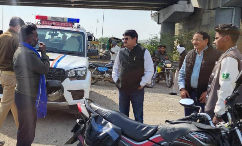 सड़क सुरक्षा माह: जालौन में उप परिवहन आयुक्त का औचक निरीक्षण, 55 वाहनों के चालान 1 जालौन सड़क सुरक्षा चेकिंग अभियान 2026।