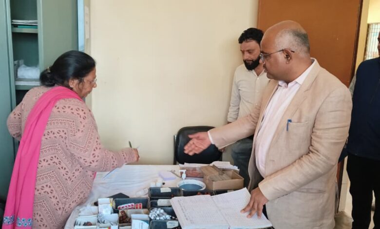 कानपुर : डीएम ने किया पीएचसी उत्तरीपुरा का औचक निरीक्षण, मेडिकल ऑफिसर सहित चार स्वास्थ्यकर्मी मिले अनुपस्थित 1 जिलाधिकारी का औचक निरीक्षण।