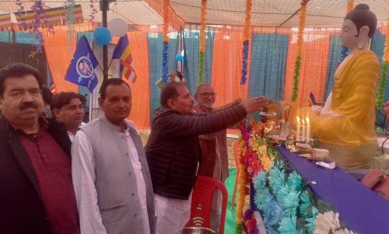 बुद्ध कथा का शुभारंभ करते अतिथि