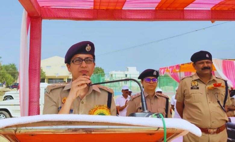 कानपुर देहात: एसपी श्रद्धा नरेन्द्र पाण्डेय ने माती स्टेडियम में किया 28वीं अन्तर जनपदीय पुलिस हैण्डबॉल प्रतियोगिता का भव्य शुभारम्भ; अमन यात्रा लाइव की रिपोर्ट 1 28वीं अन्तर जनपदीय पुलिस हैण्डबॉल प्रतियोगिता