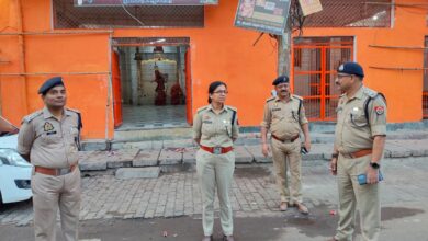 Photo of कानपुर देहात में ‘साउंड चेक’: एसपी श्रद्धा पाण्डेय ने खुद उतरवाए अवैध लाउडस्पीकर, मानकों का उल्लंघन करने वालों को दी सख्त चेतावनी